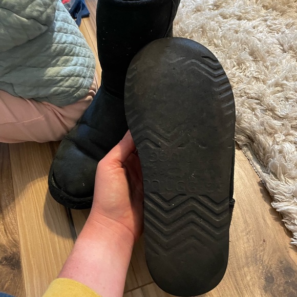 Used Ugg boots - Picture 3 of 3